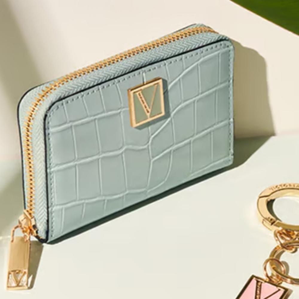 Victoria's Secret Mint Green Crocodile Textured Wallet - Picture 1 of 8